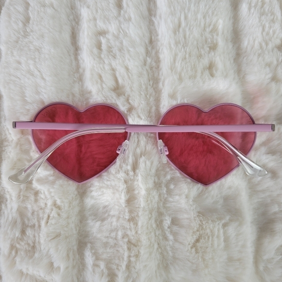 QUAY // ltd ed heartbreaker pink metal heart shaped frames pink colored sunnies main image 5